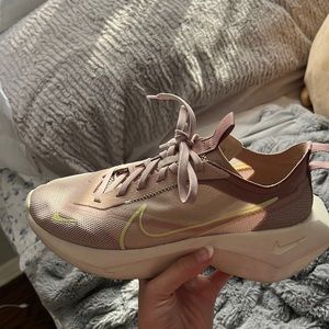 Nike Vista Lite Fossil Stone (W)